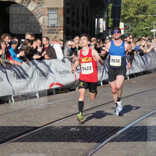 06.10.2024 - 19. swb-Marathon Bremen Luisa Fischer http://msf.ph/oto/7370625 06.10.2024 10:34:04 Ziel 8423, 8938 meine-sportfotos.de