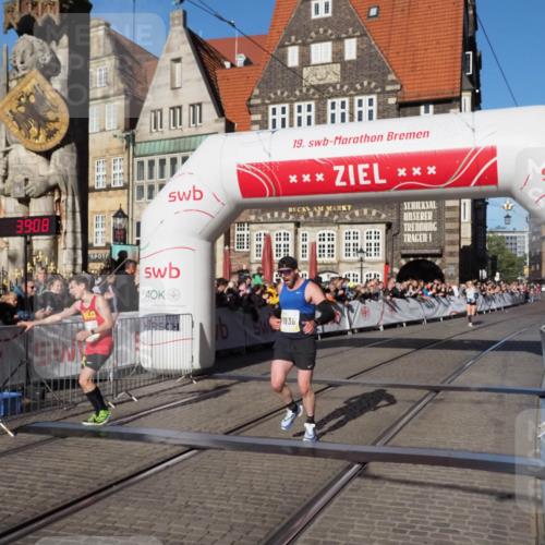 06.10.2024 - 19. swb-Marathon Bremen Luisa Fischer http://msf.ph/oto/7370888 06.10.2024 10:34:07 Ziel 8423, 8750, 8938 meine-sportfotos.de