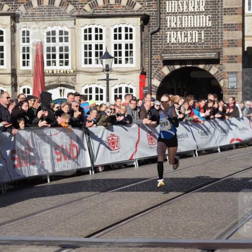 06.10.2024 - 19. swb-Marathon Bremen Luisa Fischer http://msf.ph/oto/7370933 06.10.2024 10:34:09 Ziel 8423, 8750, 8938 meine-sportfotos.de