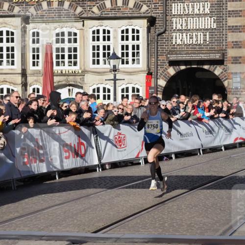 06.10.2024 - 19. swb-Marathon Bremen Luisa Fischer http://msf.ph/oto/7370950 06.10.2024 10:34:09 Ziel 8423, 8750, 8938 meine-sportfotos.de