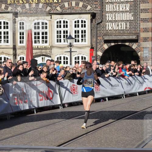 06.10.2024 - 19. swb-Marathon Bremen Luisa Fischer http://msf.ph/oto/7370956 06.10.2024 10:34:10 Ziel 8423, 8750, 8938 meine-sportfotos.de