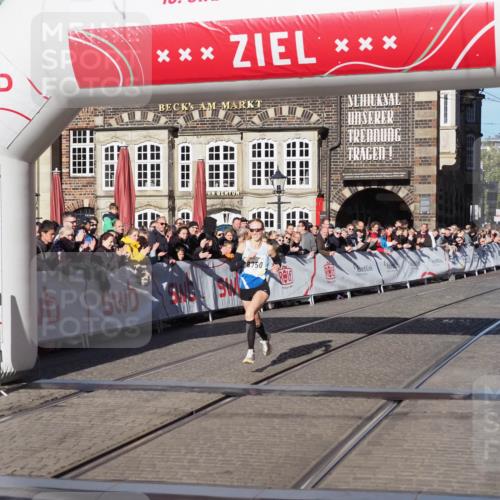 06.10.2024 - 19. swb-Marathon Bremen Luisa Fischer http://msf.ph/oto/7370999 06.10.2024 10:34:10 Ziel 8423, 8750, 8938 meine-sportfotos.de