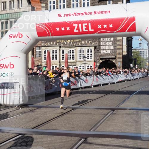 06.10.2024 - 19. swb-Marathon Bremen Luisa Fischer http://msf.ph/oto/7371019 06.10.2024 10:34:10 Ziel 8423, 8750, 8938 meine-sportfotos.de