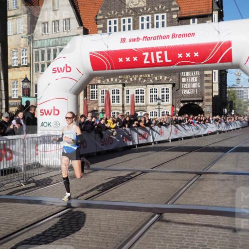06.10.2024 - 19. swb-Marathon Bremen Luisa Fischer http://msf.ph/oto/7371089 06.10.2024 10:34:11 Ziel 8423, 8750, 8938 meine-sportfotos.de