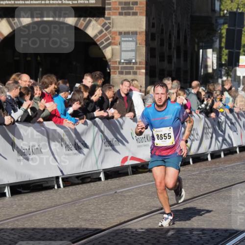 06.10.2024 - 19. swb-Marathon Bremen Luisa Fischer http://msf.ph/oto/7371357 06.10.2024 10:34:36 Ziel 8531, 8655 meine-sportfotos.de