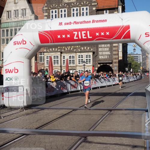 06.10.2024 - 19. swb-Marathon Bremen Luisa Fischer http://msf.ph/oto/7371404 06.10.2024 10:34:39 Ziel 8531, 8655 meine-sportfotos.de