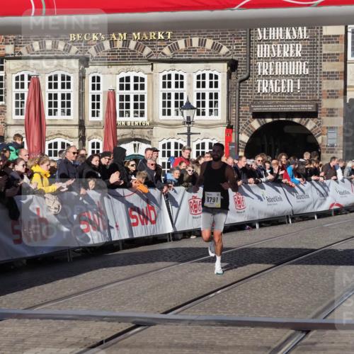 06.10.2024 - 19. swb-Marathon Bremen Luisa Fischer http://msf.ph/oto/7372019 06.10.2024 10:35:06 Ziel 8791 meine-sportfotos.de