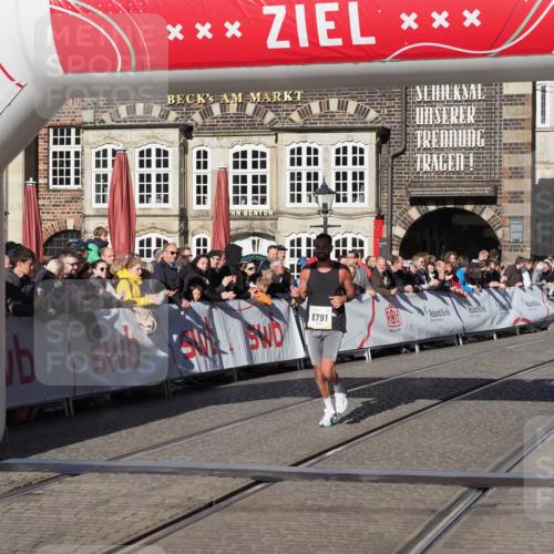 06.10.2024 - 19. swb-Marathon Bremen Luisa Fischer http://msf.ph/oto/7372045 06.10.2024 10:35:06 Ziel 8791 meine-sportfotos.de