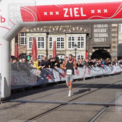 06.10.2024 - 19. swb-Marathon Bremen Luisa Fischer http://msf.ph/oto/7372065 06.10.2024 10:35:06 Ziel 8791 meine-sportfotos.de