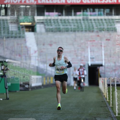06.10.2024 - 19. swb-Marathon Bremen Yannick Fuchs http://msf.ph/oto/7372800 06.10.2024 10:14:17 Laufen im Stadion 8667 meine-sportfotos.de