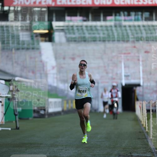 06.10.2024 - 19. swb-Marathon Bremen Yannick Fuchs http://msf.ph/oto/7372814 06.10.2024 10:14:17 Laufen im Stadion 8667 meine-sportfotos.de