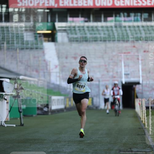 06.10.2024 - 19. swb-Marathon Bremen Yannick Fuchs http://msf.ph/oto/7372833 06.10.2024 10:14:17 Laufen im Stadion 8667 meine-sportfotos.de