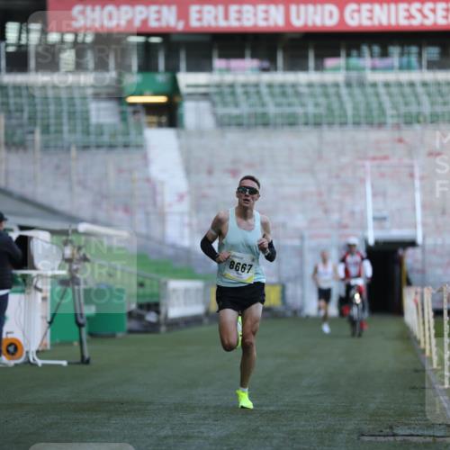 06.10.2024 - 19. swb-Marathon Bremen Yannick Fuchs http://msf.ph/oto/7372847 06.10.2024 10:14:17 Laufen im Stadion 8667 meine-sportfotos.de