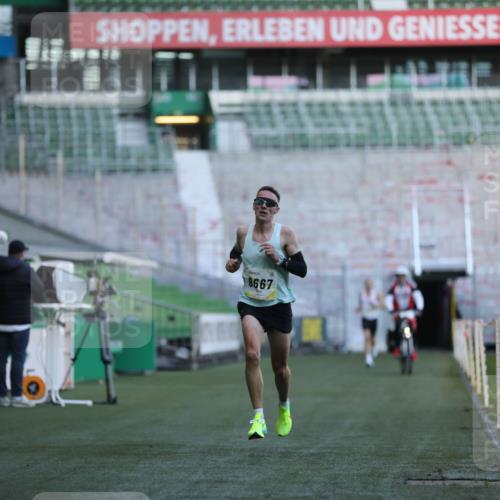 06.10.2024 - 19. swb-Marathon Bremen Yannick Fuchs http://msf.ph/oto/7372866 06.10.2024 10:14:17 Laufen im Stadion 8667 meine-sportfotos.de