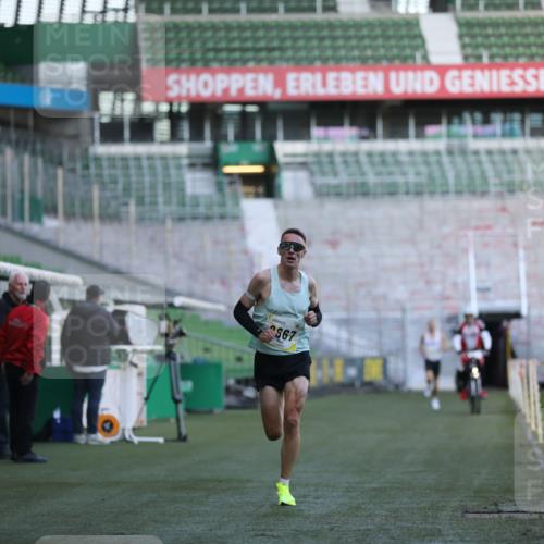 06.10.2024 - 19. swb-Marathon Bremen Yannick Fuchs http://msf.ph/oto/7372877 06.10.2024 10:14:18 Laufen im Stadion 8667 meine-sportfotos.de