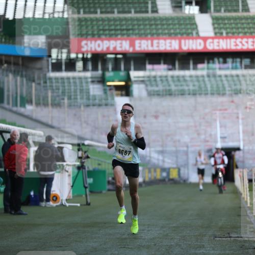 06.10.2024 - 19. swb-Marathon Bremen Yannick Fuchs http://msf.ph/oto/7372886 06.10.2024 10:14:18 Laufen im Stadion 8667 meine-sportfotos.de