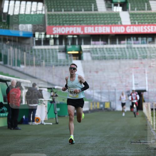 06.10.2024 - 19. swb-Marathon Bremen Yannick Fuchs http://msf.ph/oto/7372894 06.10.2024 10:14:18 Laufen im Stadion 8667 meine-sportfotos.de