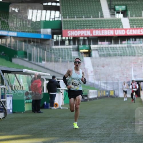 06.10.2024 - 19. swb-Marathon Bremen Yannick Fuchs http://msf.ph/oto/7372907 06.10.2024 10:14:18 Laufen im Stadion 8667 meine-sportfotos.de