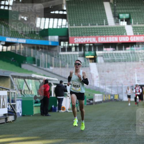 06.10.2024 - 19. swb-Marathon Bremen Yannick Fuchs http://msf.ph/oto/7372917 06.10.2024 10:14:19 Laufen im Stadion 8667 meine-sportfotos.de