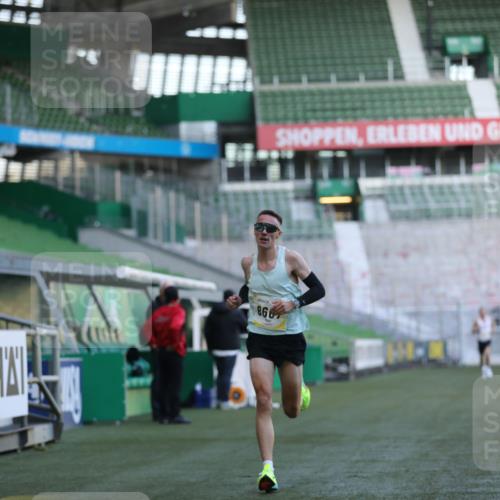 06.10.2024 - 19. swb-Marathon Bremen Yannick Fuchs http://msf.ph/oto/7372931 06.10.2024 10:14:19 Laufen im Stadion 8667 meine-sportfotos.de