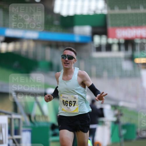 06.10.2024 - 19. swb-Marathon Bremen Yannick Fuchs http://msf.ph/oto/7372952 06.10.2024 10:14:19 Laufen im Stadion 8667 meine-sportfotos.de