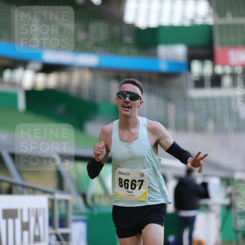 06.10.2024 - 19. swb-Marathon Bremen Yannick Fuchs http://msf.ph/oto/7372969 06.10.2024 10:14:19 Laufen im Stadion 8667 meine-sportfotos.de