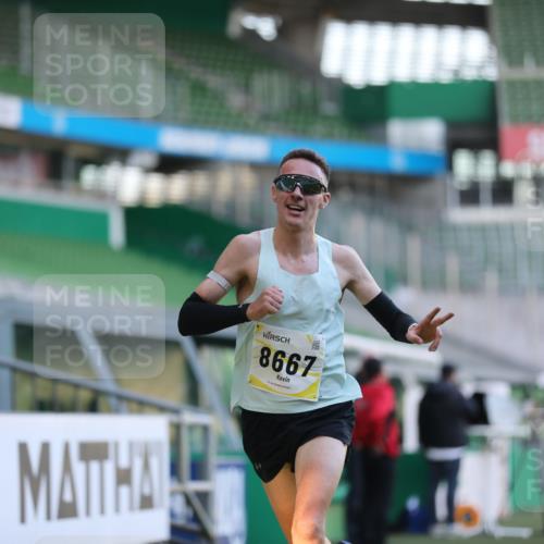 06.10.2024 - 19. swb-Marathon Bremen Yannick Fuchs http://msf.ph/oto/7373029 06.10.2024 10:14:20 Laufen im Stadion 8667 meine-sportfotos.de