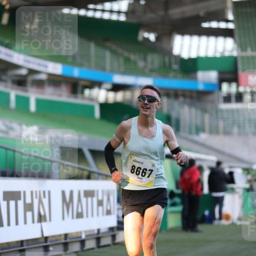06.10.2024 - 19. swb-Marathon Bremen Yannick Fuchs http://msf.ph/oto/7373043 06.10.2024 10:14:20 Laufen im Stadion 8667 meine-sportfotos.de