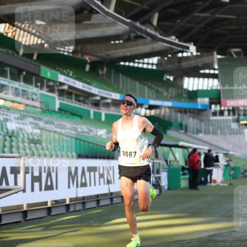 06.10.2024 - 19. swb-Marathon Bremen Yannick Fuchs http://msf.ph/oto/7373054 06.10.2024 10:14:20 Laufen im Stadion 8667 meine-sportfotos.de