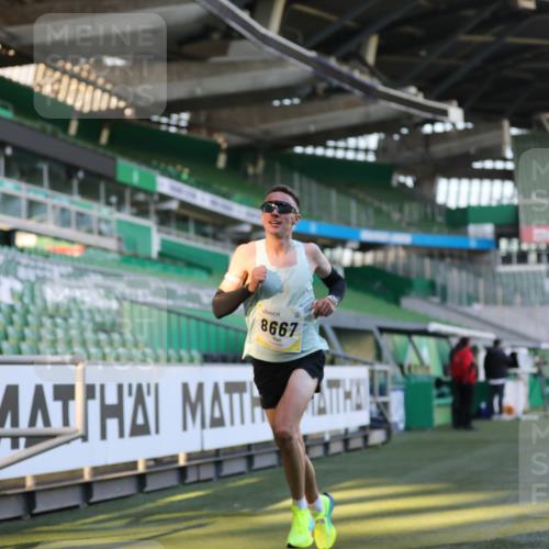06.10.2024 - 19. swb-Marathon Bremen Yannick Fuchs http://msf.ph/oto/7373063 06.10.2024 10:14:20 Laufen im Stadion 8667 meine-sportfotos.de