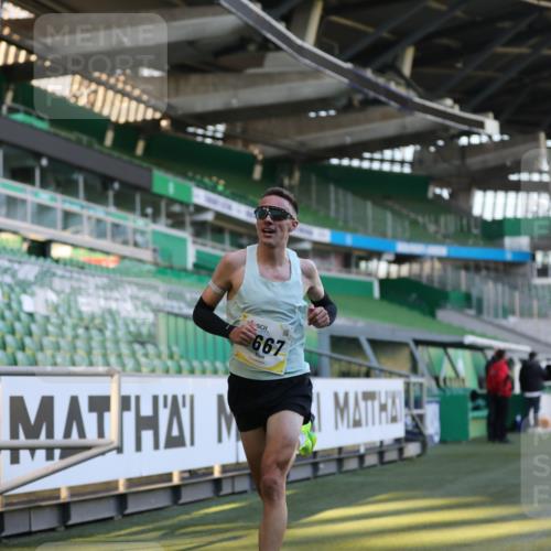 06.10.2024 - 19. swb-Marathon Bremen Yannick Fuchs http://msf.ph/oto/7373070 06.10.2024 10:14:20 Laufen im Stadion 8667 meine-sportfotos.de