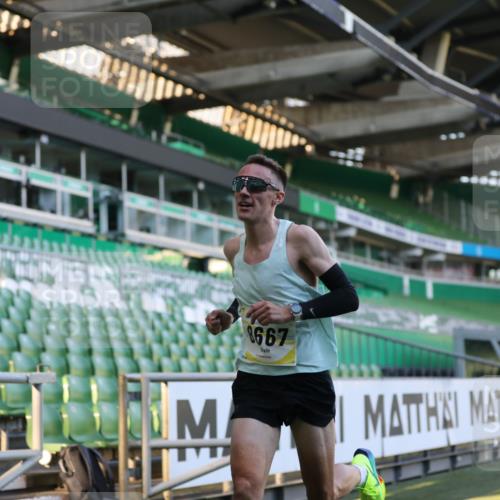 06.10.2024 - 19. swb-Marathon Bremen Yannick Fuchs http://msf.ph/oto/7373074 06.10.2024 10:14:21 Laufen im Stadion 8667 meine-sportfotos.de