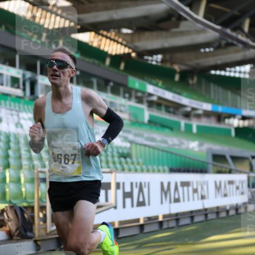 06.10.2024 - 19. swb-Marathon Bremen Yannick Fuchs http://msf.ph/oto/7373078 06.10.2024 10:14:21 Laufen im Stadion 8667 meine-sportfotos.de