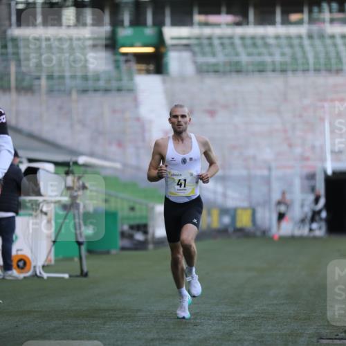 06.10.2024 - 19. swb-Marathon Bremen Yannick Fuchs http://msf.ph/oto/7373084 06.10.2024 10:14:26 Laufen im Stadion 41, 8667 meine-sportfotos.de