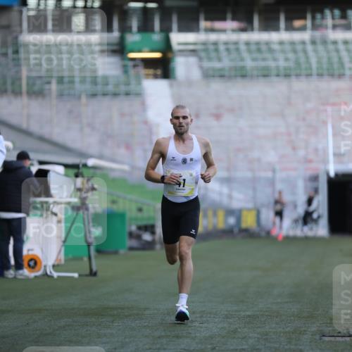 06.10.2024 - 19. swb-Marathon Bremen Yannick Fuchs http://msf.ph/oto/7373092 06.10.2024 10:14:26 Laufen im Stadion 41, 8667 meine-sportfotos.de