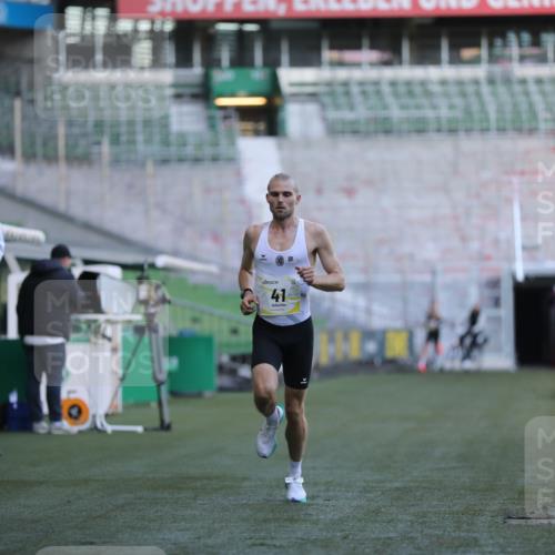 06.10.2024 - 19. swb-Marathon Bremen Yannick Fuchs http://msf.ph/oto/7373101 06.10.2024 10:14:26 Laufen im Stadion 41, 8667 meine-sportfotos.de
