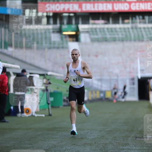 06.10.2024 - 19. swb-Marathon Bremen Yannick Fuchs http://msf.ph/oto/7373110 06.10.2024 10:14:26 Laufen im Stadion 41, 8667 meine-sportfotos.de
