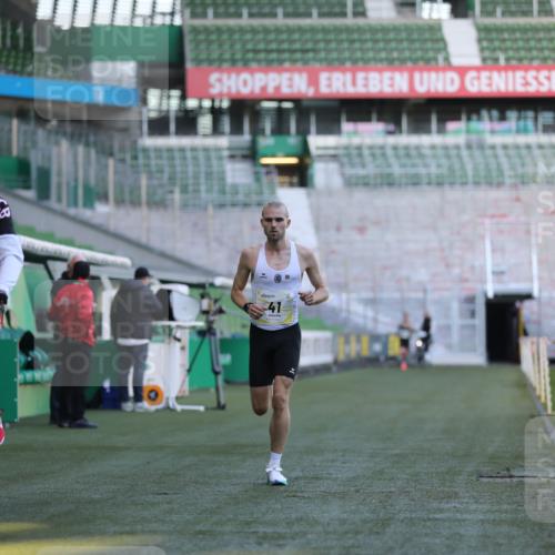 06.10.2024 - 19. swb-Marathon Bremen Yannick Fuchs http://msf.ph/oto/7373118 06.10.2024 10:14:27 Laufen im Stadion 41, 8667 meine-sportfotos.de