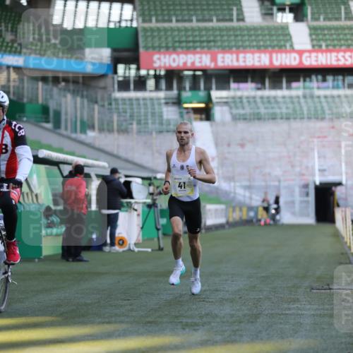 06.10.2024 - 19. swb-Marathon Bremen Yannick Fuchs http://msf.ph/oto/7373126 06.10.2024 10:14:27 Laufen im Stadion 41, 8667 meine-sportfotos.de