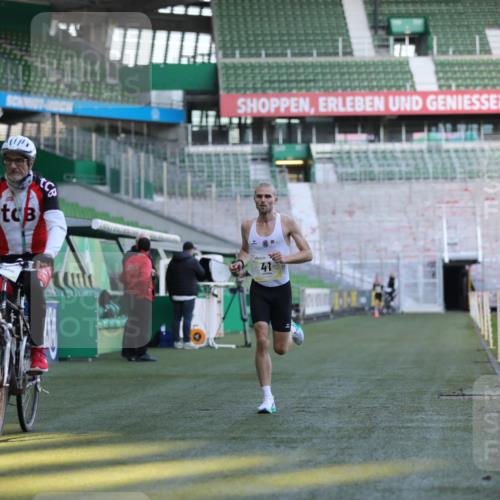06.10.2024 - 19. swb-Marathon Bremen Yannick Fuchs http://msf.ph/oto/7373134 06.10.2024 10:14:27 Laufen im Stadion 41, 8667 meine-sportfotos.de