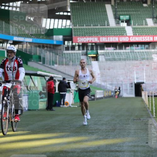 06.10.2024 - 19. swb-Marathon Bremen Yannick Fuchs http://msf.ph/oto/7373149 06.10.2024 10:14:27 Laufen im Stadion 41, 8667 meine-sportfotos.de