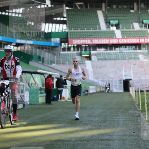 06.10.2024 - 19. swb-Marathon Bremen Yannick Fuchs http://msf.ph/oto/7373179 06.10.2024 10:14:27 Laufen im Stadion 41, 8667 meine-sportfotos.de