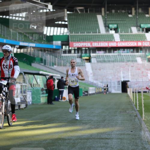 06.10.2024 - 19. swb-Marathon Bremen Yannick Fuchs http://msf.ph/oto/7373184 06.10.2024 10:14:27 Laufen im Stadion 41, 8667 meine-sportfotos.de