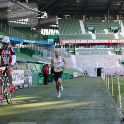 06.10.2024 - 19. swb-Marathon Bremen Yannick Fuchs http://msf.ph/oto/7373194 06.10.2024 10:14:28 Laufen im Stadion 41, 8667 meine-sportfotos.de