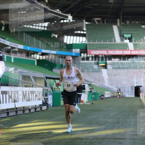 06.10.2024 - 19. swb-Marathon Bremen Yannick Fuchs http://msf.ph/oto/7373216 06.10.2024 10:14:28 Laufen im Stadion 41, 8667 meine-sportfotos.de