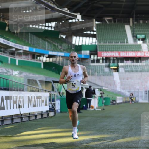 06.10.2024 - 19. swb-Marathon Bremen Yannick Fuchs http://msf.ph/oto/7373228 06.10.2024 10:14:28 Laufen im Stadion 41, 8667 meine-sportfotos.de