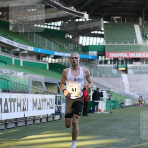 06.10.2024 - 19. swb-Marathon Bremen Yannick Fuchs http://msf.ph/oto/7373312 06.10.2024 10:14:29 Laufen im Stadion 41, 8667 meine-sportfotos.de