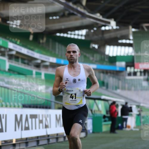 06.10.2024 - 19. swb-Marathon Bremen Yannick Fuchs http://msf.ph/oto/7373324 06.10.2024 10:14:29 Laufen im Stadion 41, 8667 meine-sportfotos.de