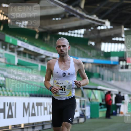 06.10.2024 - 19. swb-Marathon Bremen Yannick Fuchs http://msf.ph/oto/7373335 06.10.2024 10:14:29 Laufen im Stadion 41, 8667 meine-sportfotos.de