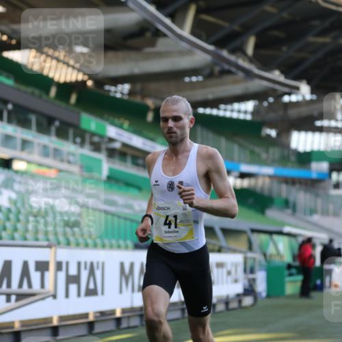 06.10.2024 - 19. swb-Marathon Bremen Yannick Fuchs http://msf.ph/oto/7373339 06.10.2024 10:14:29 Laufen im Stadion 41, 8667 meine-sportfotos.de